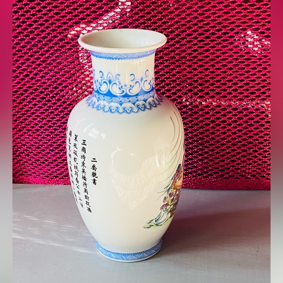 Elegant Vintage Vase- Delicate Hand Painted Art-Excellent Condition-From 1980’s? - Picture 9 of 16